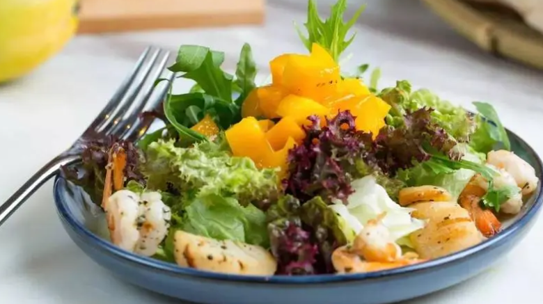 减肥中饭吃什么，可以吃蔬菜沙拉